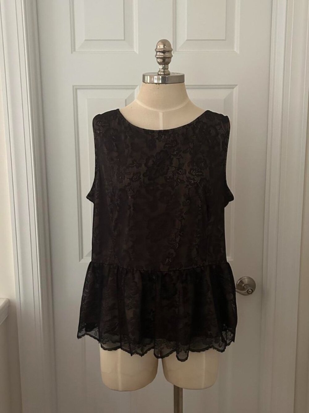 New York & Company Black floral lace babydoll top with ruffle hem. Size: XL